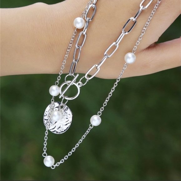 🌻2/$10.00🌻Faux Pearl & Disk Layered Necklace - Picture 4 of 5